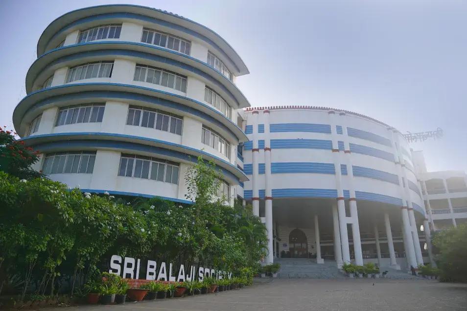 Balaji Institute of Science & Technology campus gallery image 5